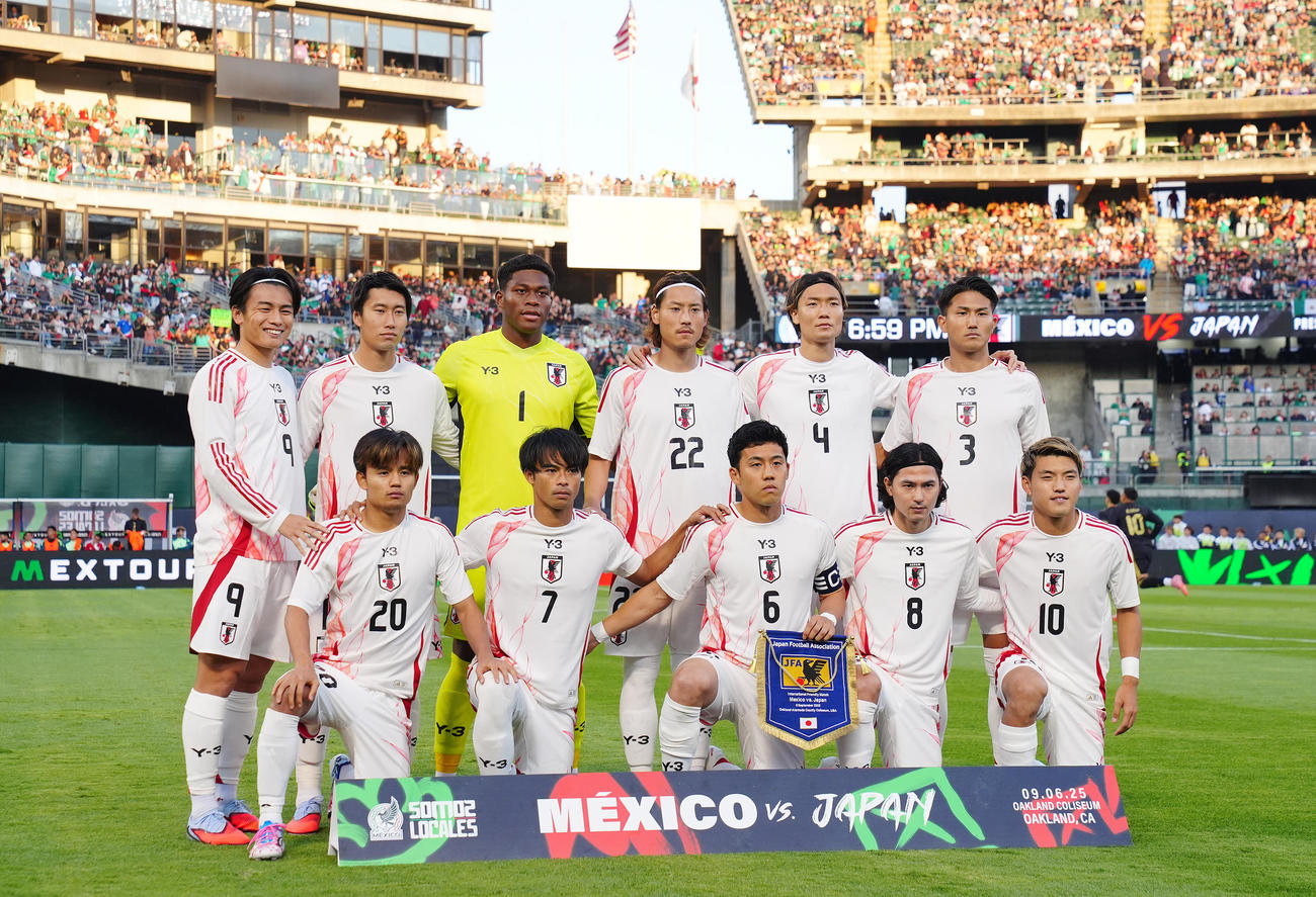 日本対メキシコ　集合写真に納まる日本代表の選手たち。前列左から久保、三笘、遠藤、南野、堂安、後列左から上田、鎌田、GK鈴木彩、瀬古、板倉、渡辺（撮影・垰建太）
