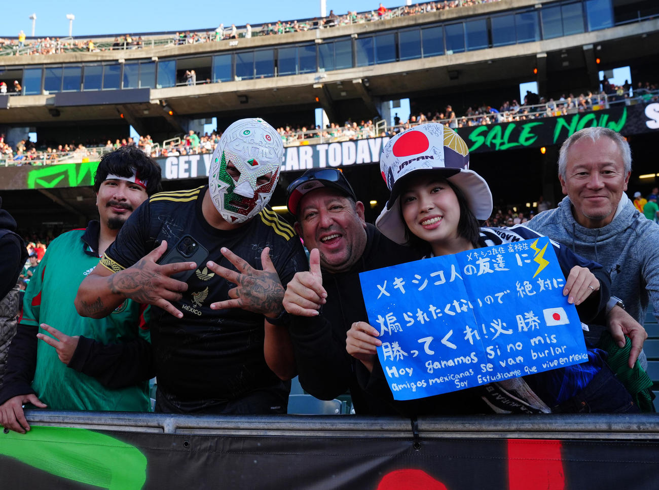 サッカー日本代表米国遠征　日本対メキシコ　試合前盛り上がる両国サポーター（撮影・垰建太）