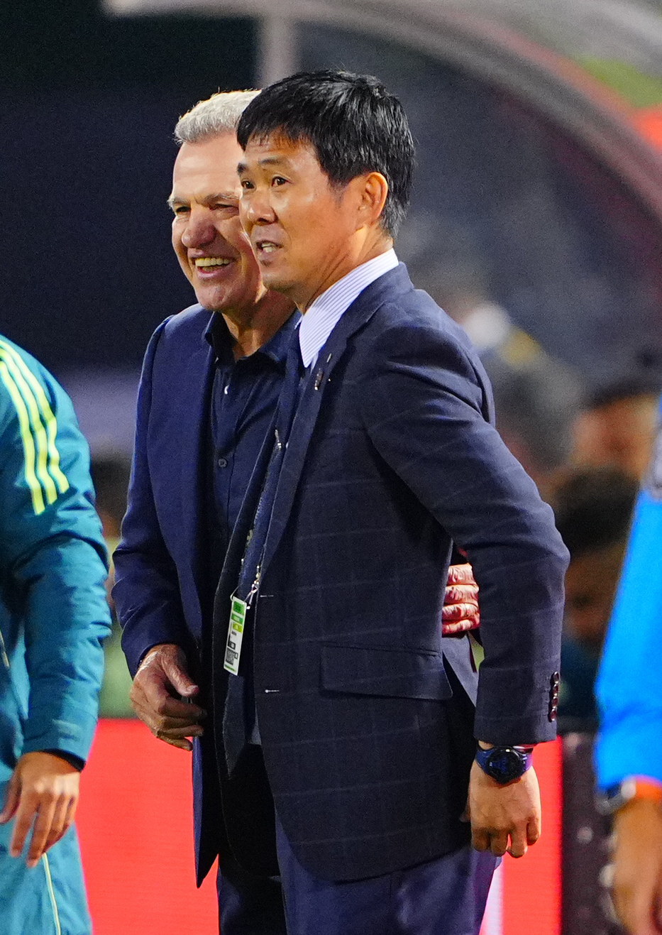 日本対メキシコ　後半、上田へのファウルの場面で言葉を交わす森保監督（右）とアギーレ監督（撮影・垰建太）