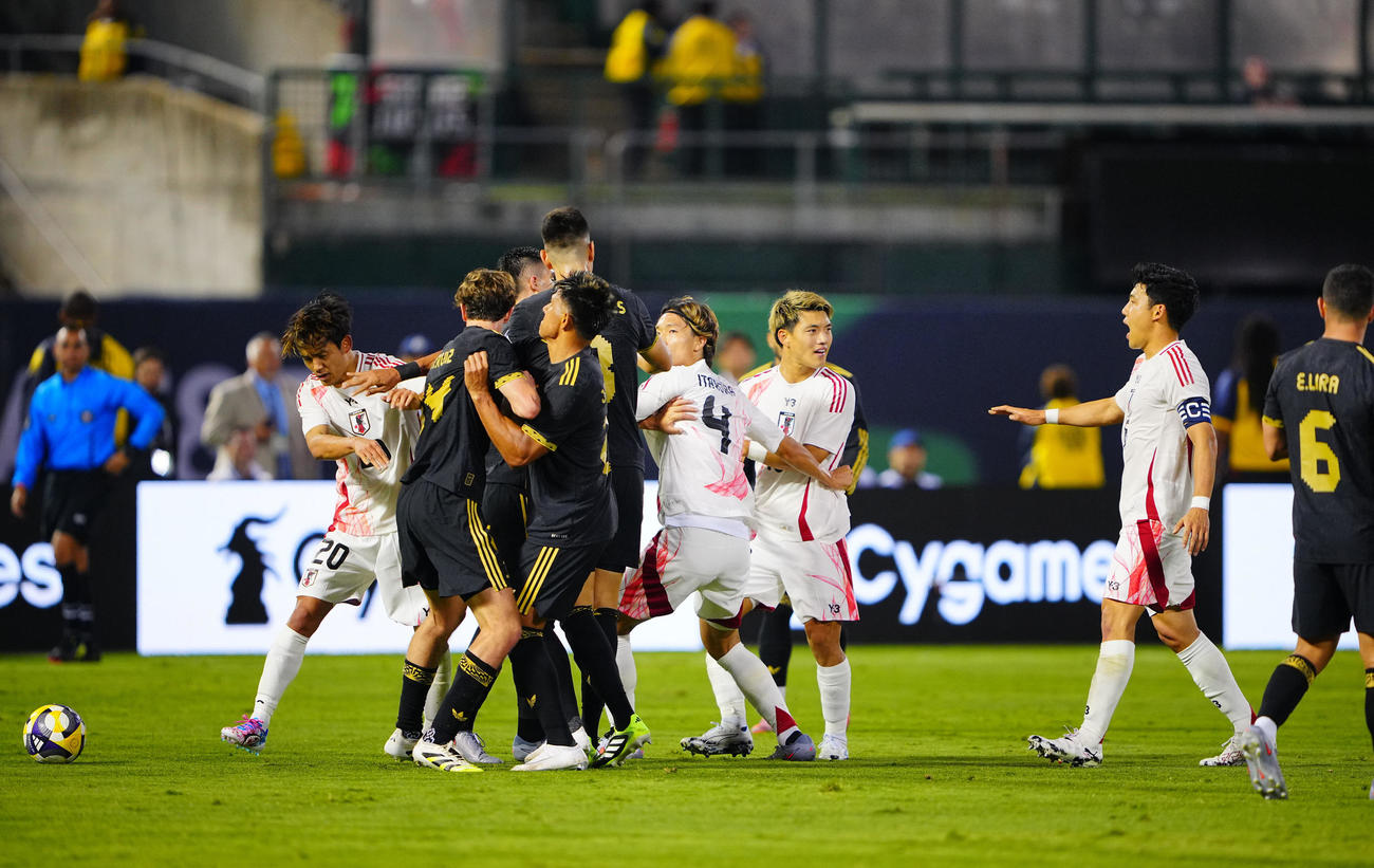 日本対メキシコ　前半、ファウルからもめ合う両チームの選手たち（撮影・垰建太）