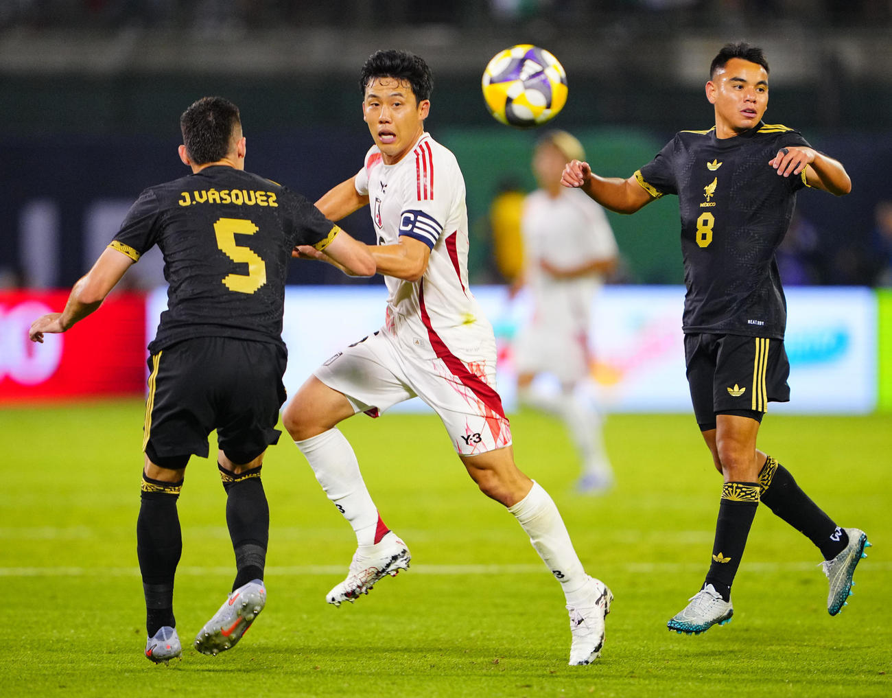 サッカー日本代表米国遠征　日本対メキシコ　後半、パスを出す遠藤（撮影・垰建太）