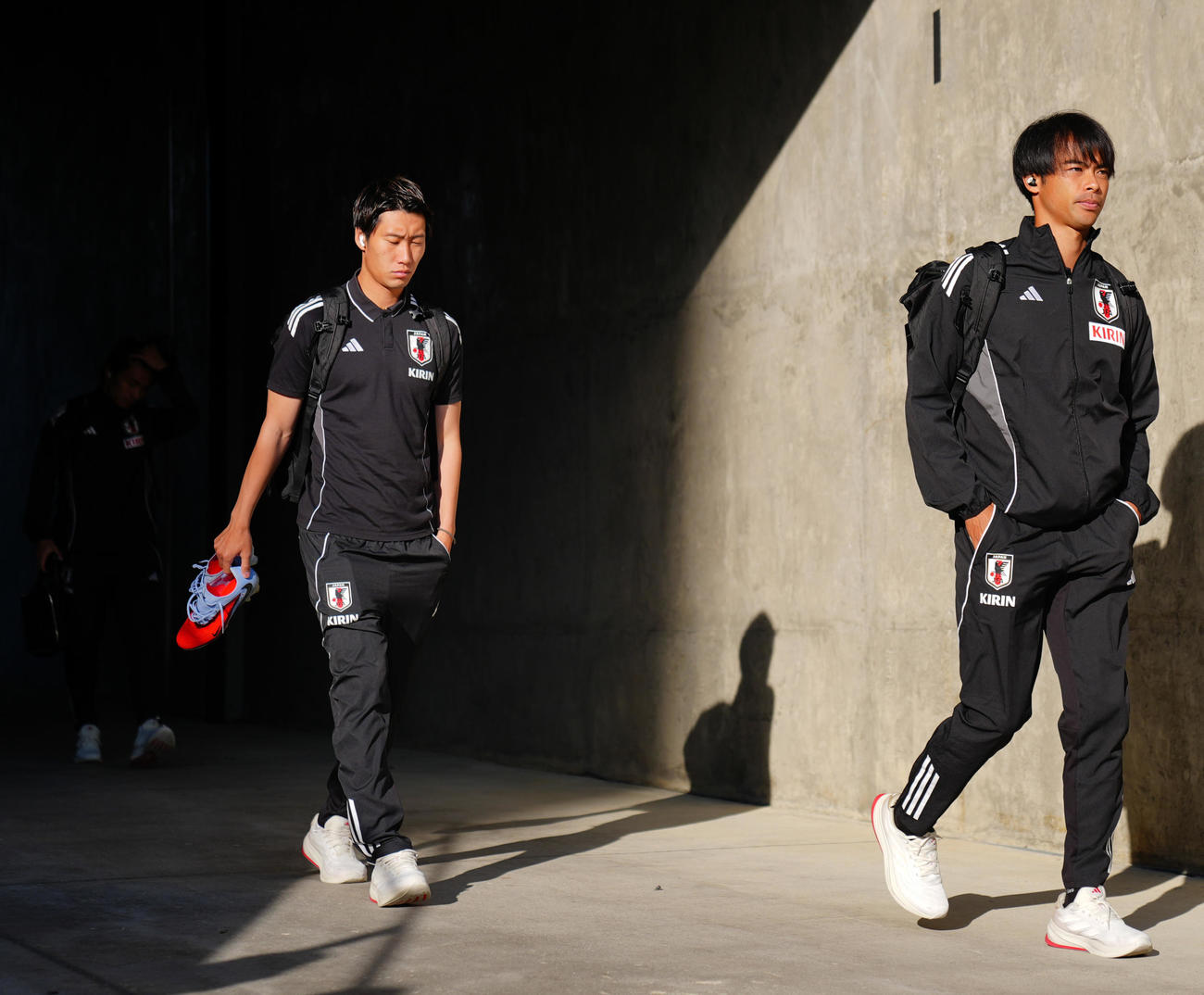 日本対米国　試合会場に入る三笘（右）、鎌田ら日本代表の選手たち（撮影・垰建太）