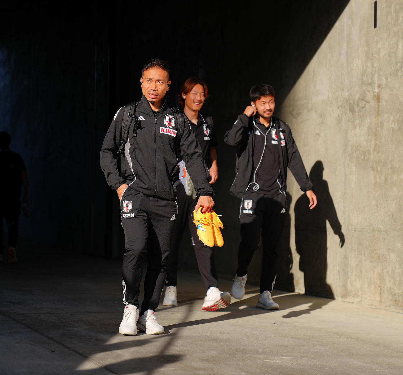日本対米国　試合会場に入る長友（左）、瀬古（中央）、菅原ら日本代表の選手たち（撮影・垰建太）
