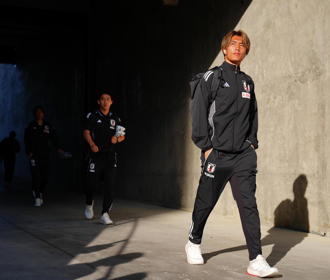 日本対米国　試合会場に入る小川（右）ら日本代表の選手たち（撮影・垰建太）
