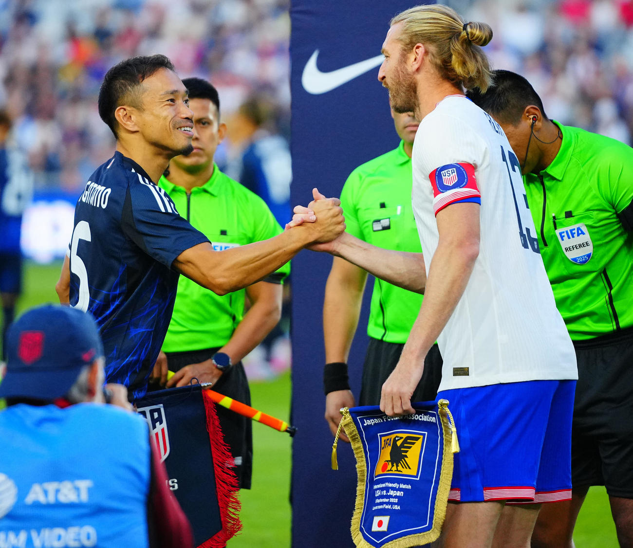 日本対米国　試合前、コイントスを行い握手を交わす米国のリーム（右）と長友（撮影・垰建太）