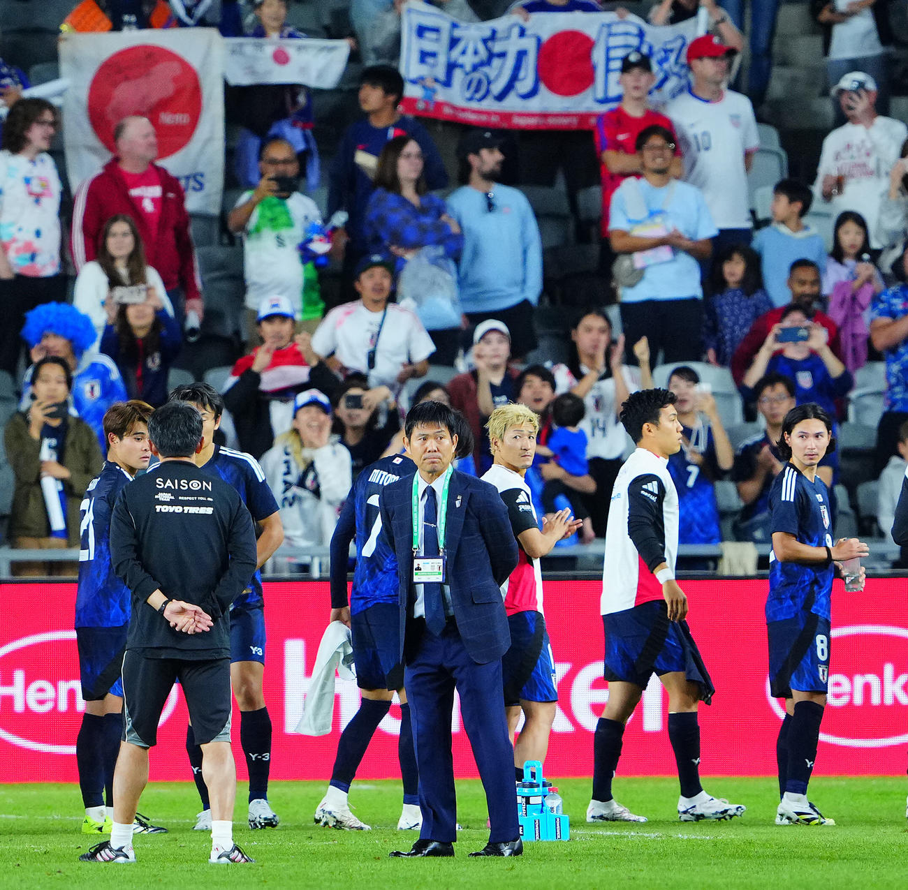 日本対米国　米国に敗れ駆けつけたサポーターにあいさつする森保監督（中央）ら日本の選手たち（撮影・垰建太）