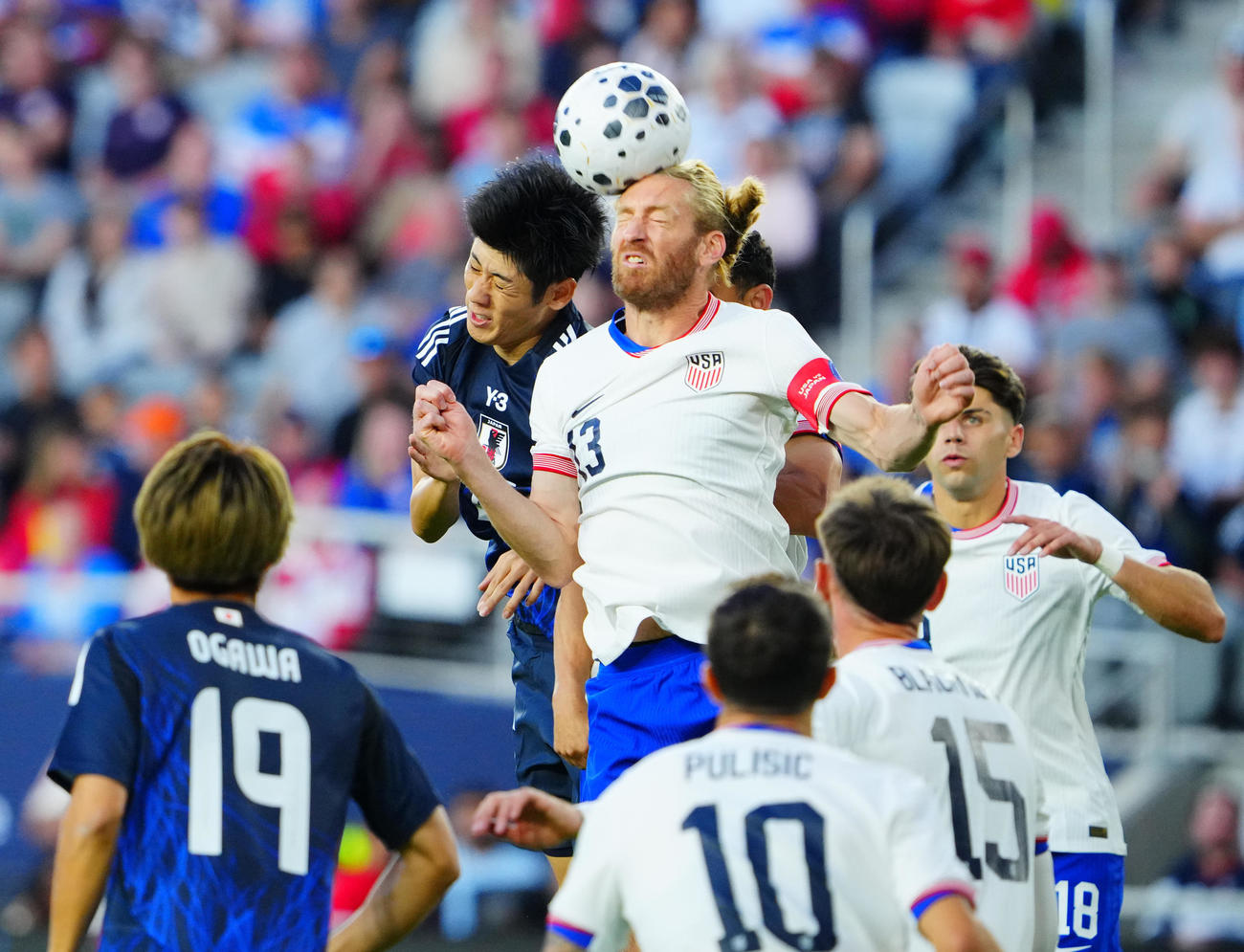日本対米国　前半、CKからヘディングで競り合う荒木（左）（撮影・垰建太）