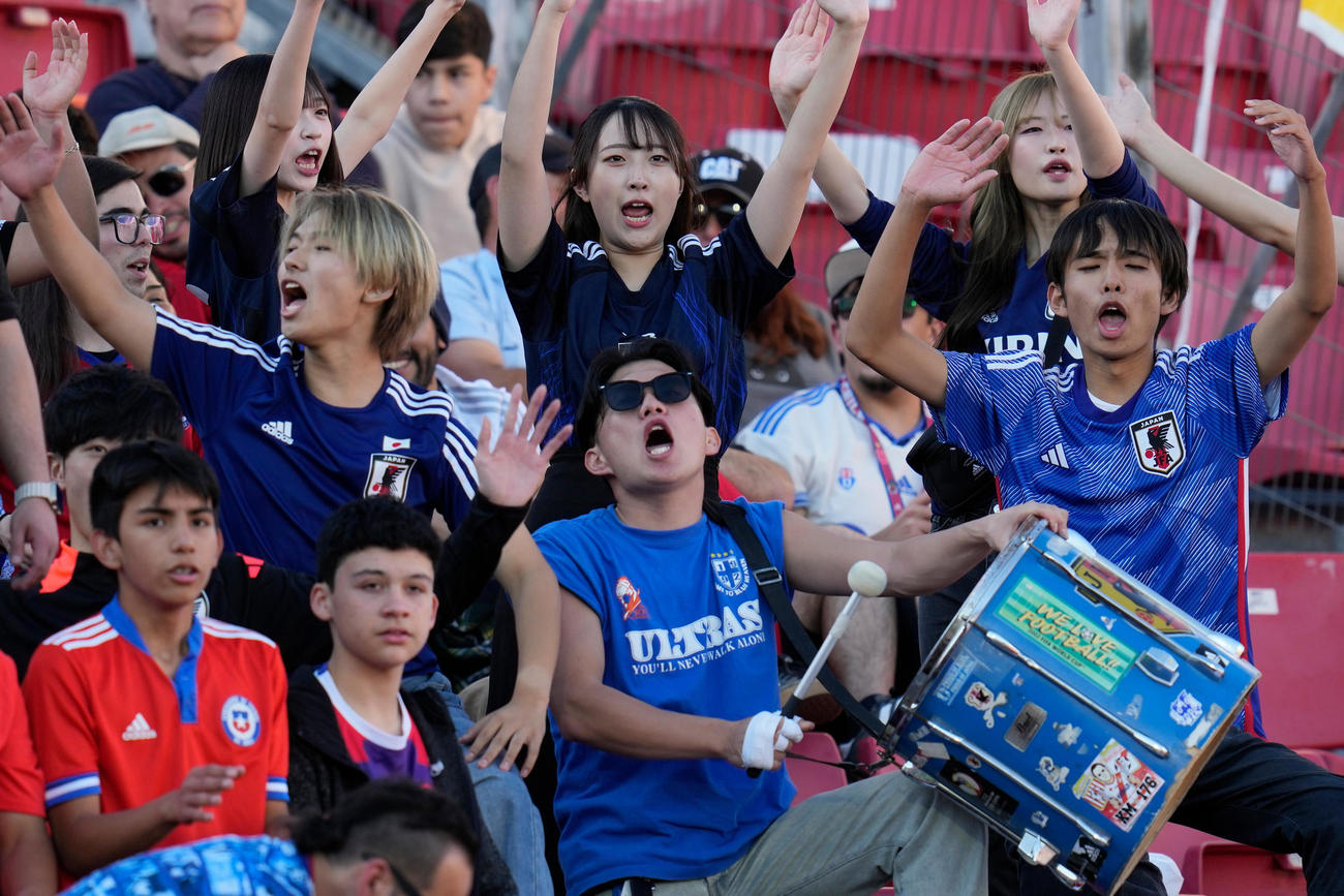 U20W杯、日本－エジプト　応援する日本のサポーター（AP）
