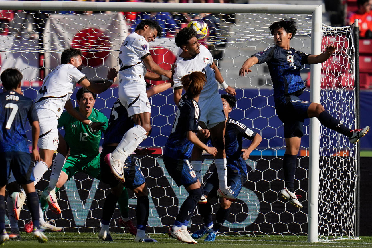 U20W杯、日本－エジプト　エジプト選手のヘディングシュートを防ぐ日本の選手たち（AP）