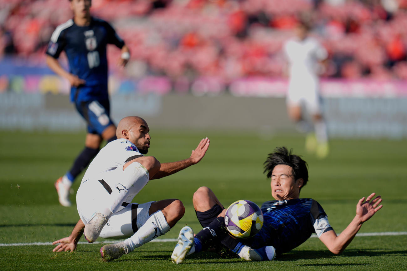 U20W杯、日本－エジプト　相手選手と競り合う市原吏音（AP）