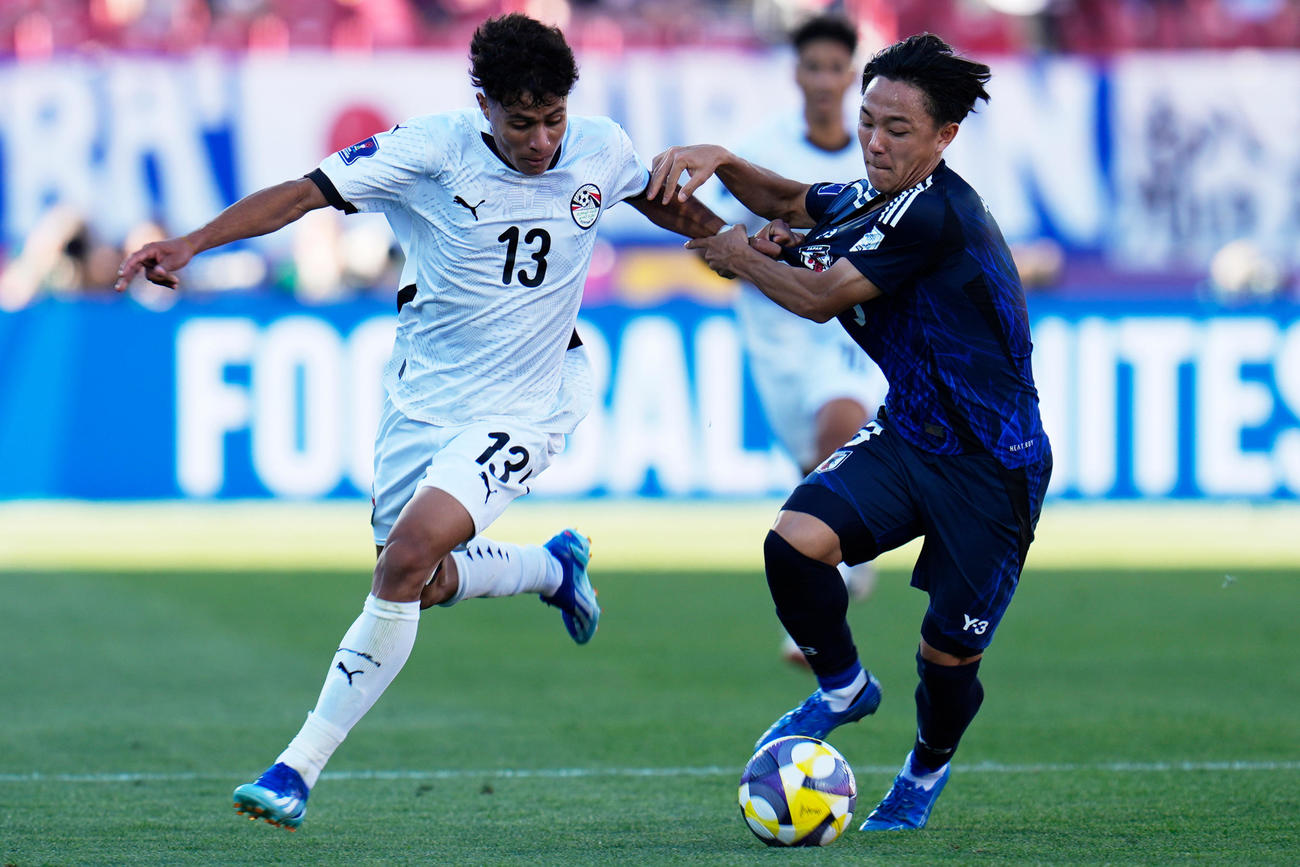 U20W杯、日本－エジプト　相手選手と競り合う小杉啓太（AP）