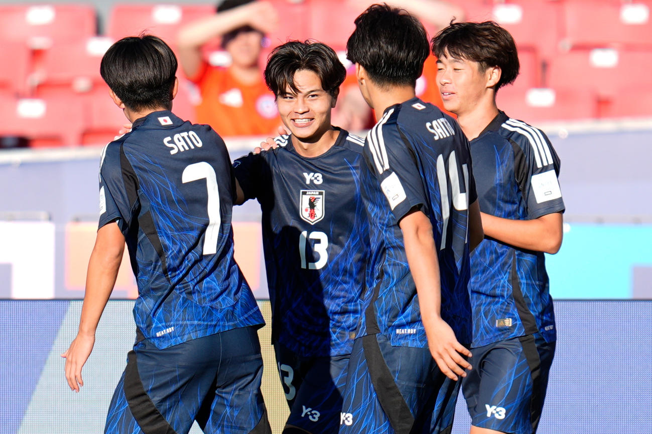 U20W杯、日本－エジプト　チーム2点目のゴールを決めて喜ぶ石井久継ら日本の選手たち（AP）