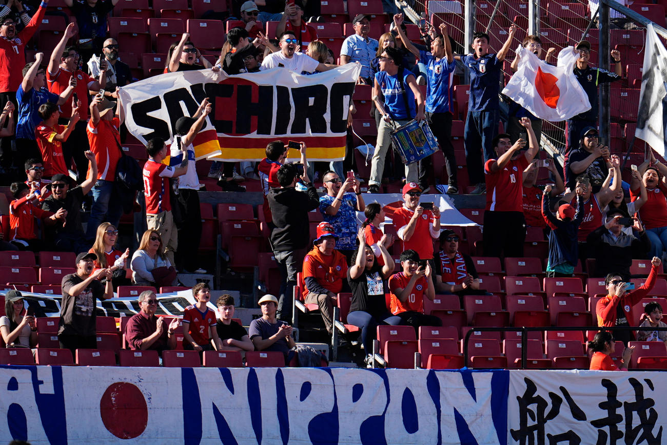 U20W杯、日本－エジプト　先制ゴールに歓声をあげる日本のサポーター（AP）