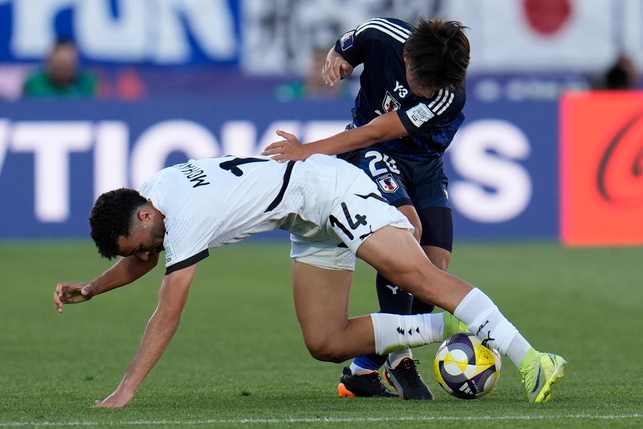 U20W杯、日本－エジプト　相手選手と競り合う平賀（AP）