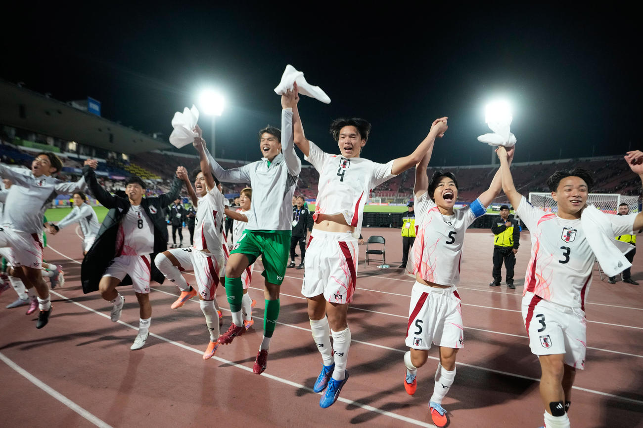 U－20W杯　チリに勝利し喜ぶ日本代表（AP）