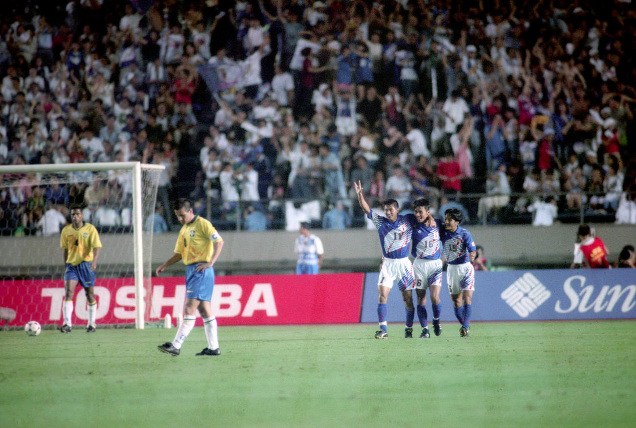 サッカー日伯修好100周年記念マッチ　日本対ブラジル　後半3分、日本FWカズ（三浦知良＝右から3人目）からのパスを受けた福田正博（同2人目）がシュートを決め、喜び合う。右端はMF森島寛晃（1995年8月9日撮影）