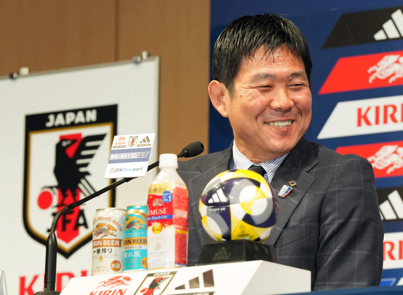 日本代表メンバー発表会見で笑顔を見せるサッカー日本代表森保監督（撮影・たえ見朱実）