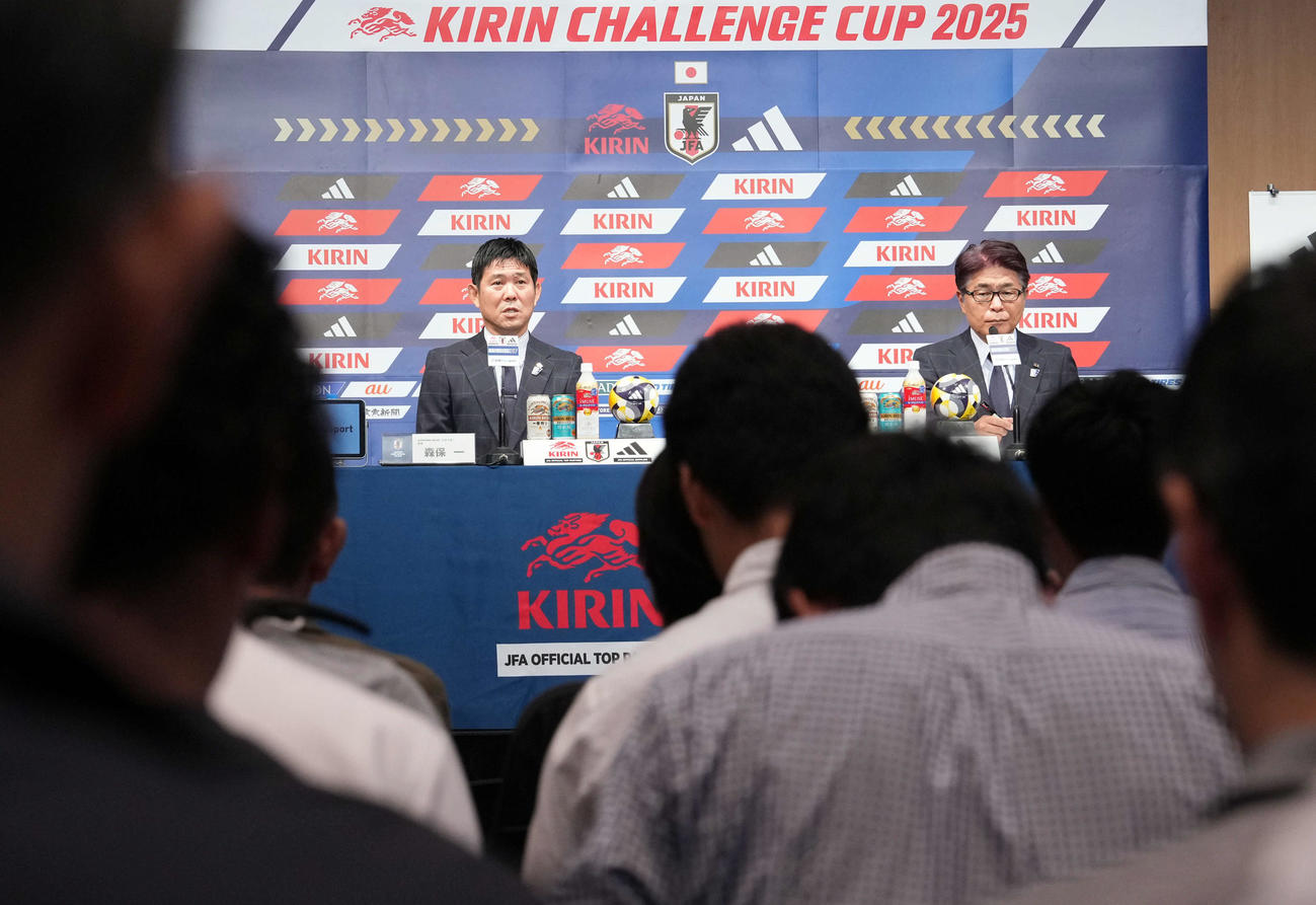 日本代表メンバー発表会見に臨んだサッカー日本代表森保監督（左）と山本ナショナルチームダイレクタ（撮影・たえ見朱実）