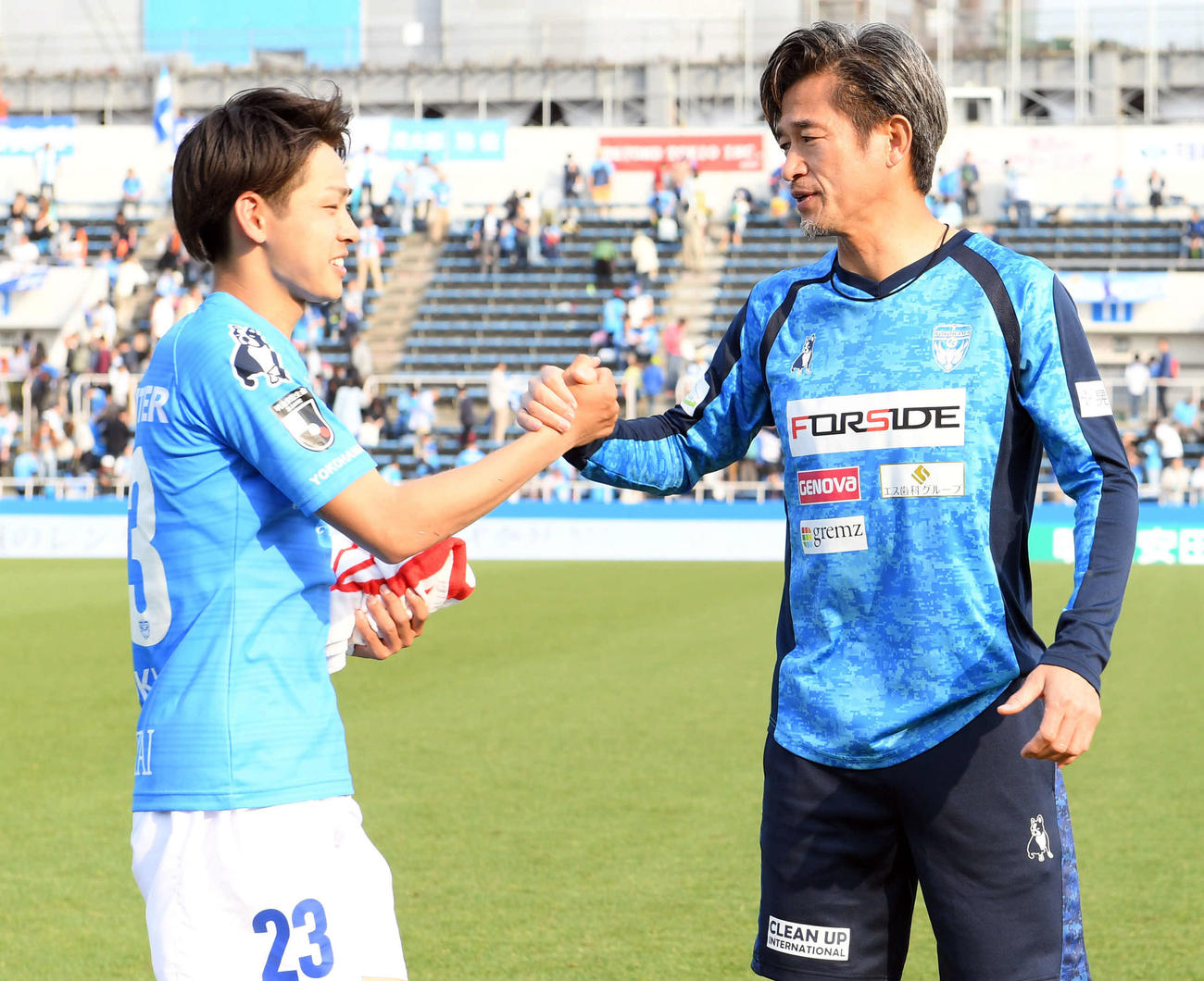 19年4月、福岡との試合終了後、横浜FC斉藤（左）を迎えるカズ