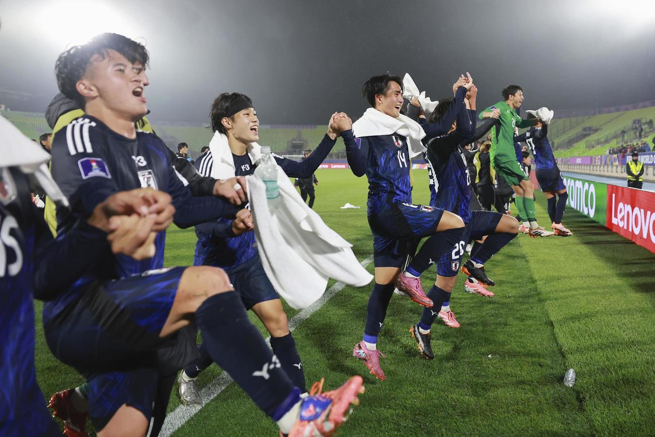 ニュージーランド戦に勝利し、喜ぶ日本の選手たち（FIFA・ゲッティ＝共同）