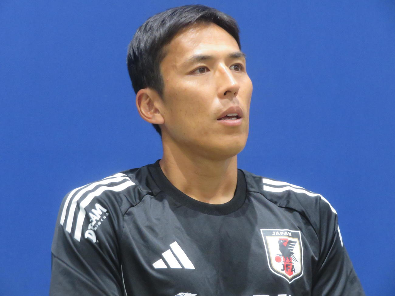 取材に応じた日本代表の長谷部誠コーチ（撮影・佐藤成）