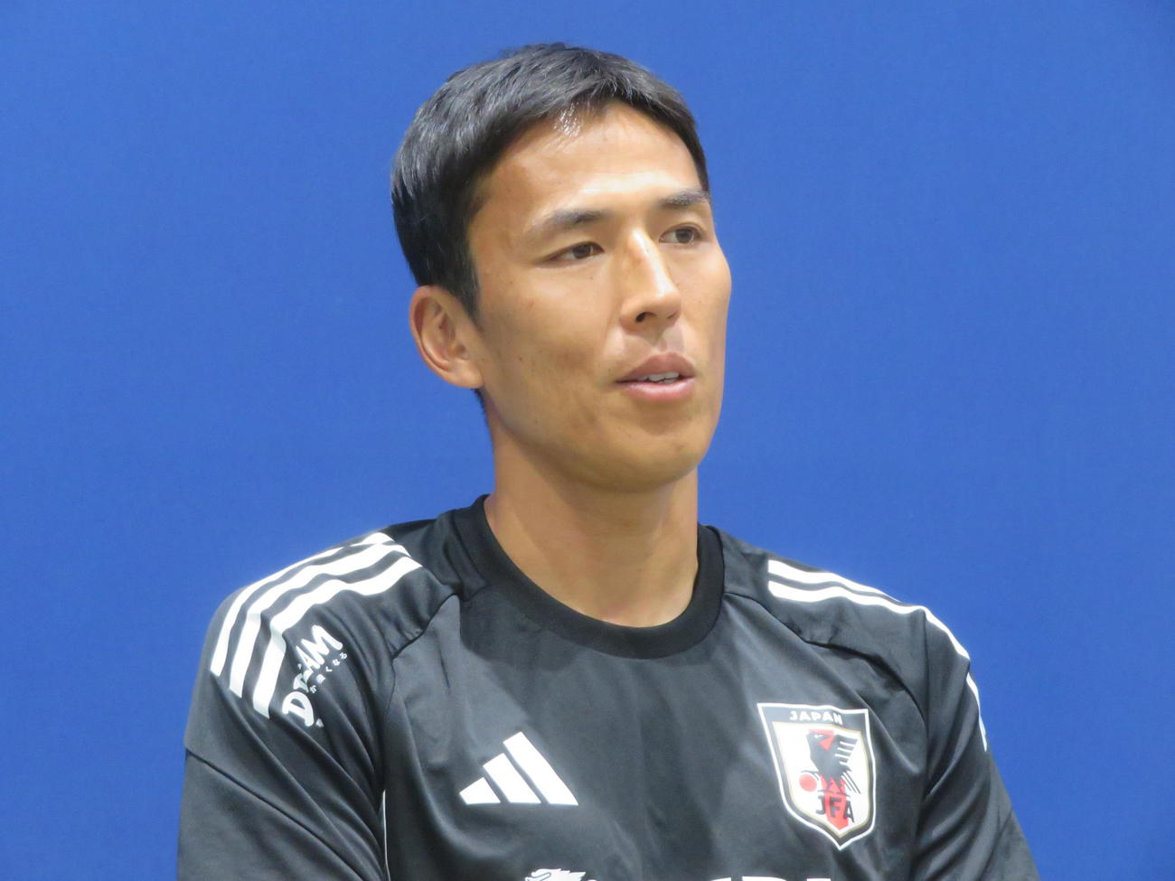 取材に応じた日本代表の長谷部誠コーチ（撮影・佐藤成）