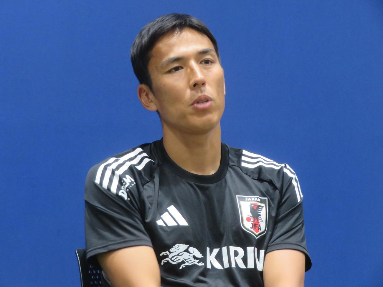 取材に応じた日本代表の長谷部誠コーチ（撮影・佐藤成）