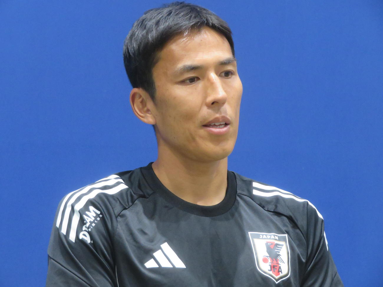 取材に応じた日本代表の長谷部誠コーチ（撮影・佐藤成）