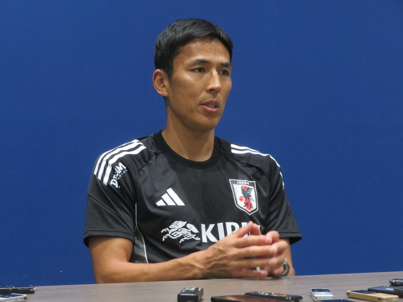 取材に応じた日本代表の長谷部誠コーチ（撮影・佐藤成）