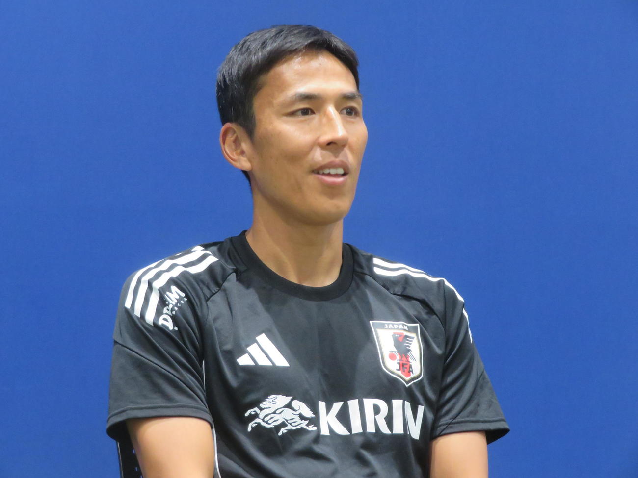 取材に応じた日本代表の長谷部誠コーチ（撮影・佐藤成）