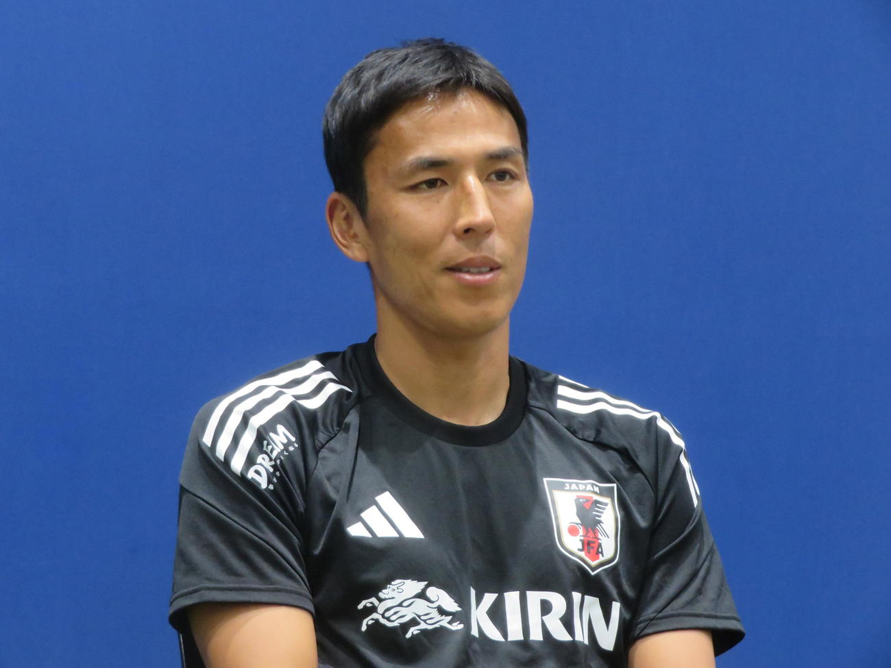 取材に応じた日本代表の長谷部誠コーチ（撮影・佐藤成）