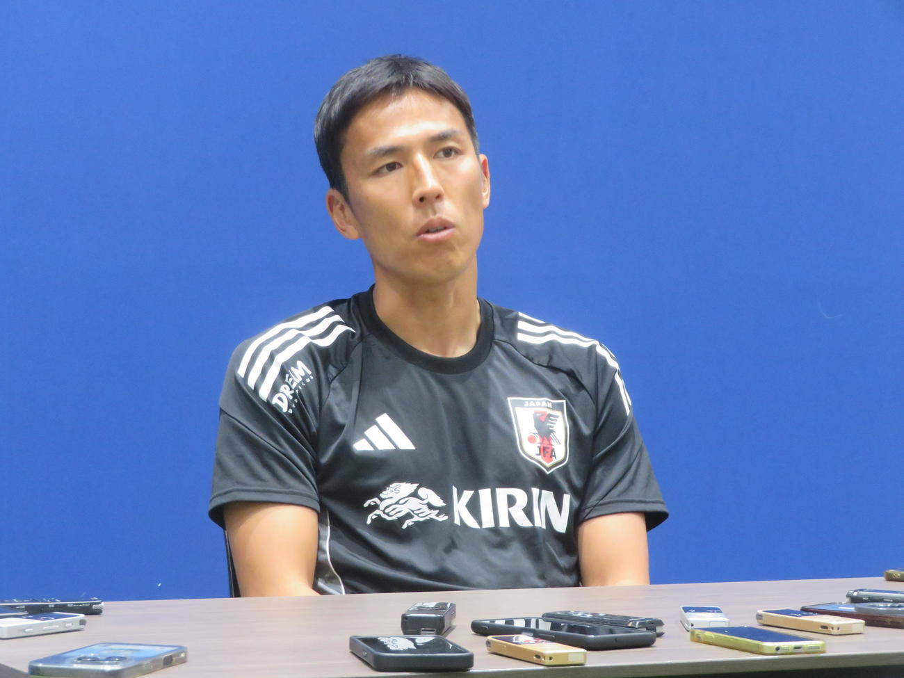 取材に応じた日本代表の長谷部誠コーチ（撮影・佐藤成）