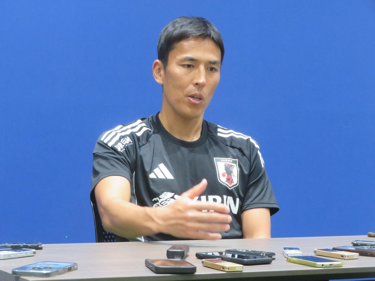 取材に応じた日本代表の長谷部誠コーチ（撮影・佐藤成）