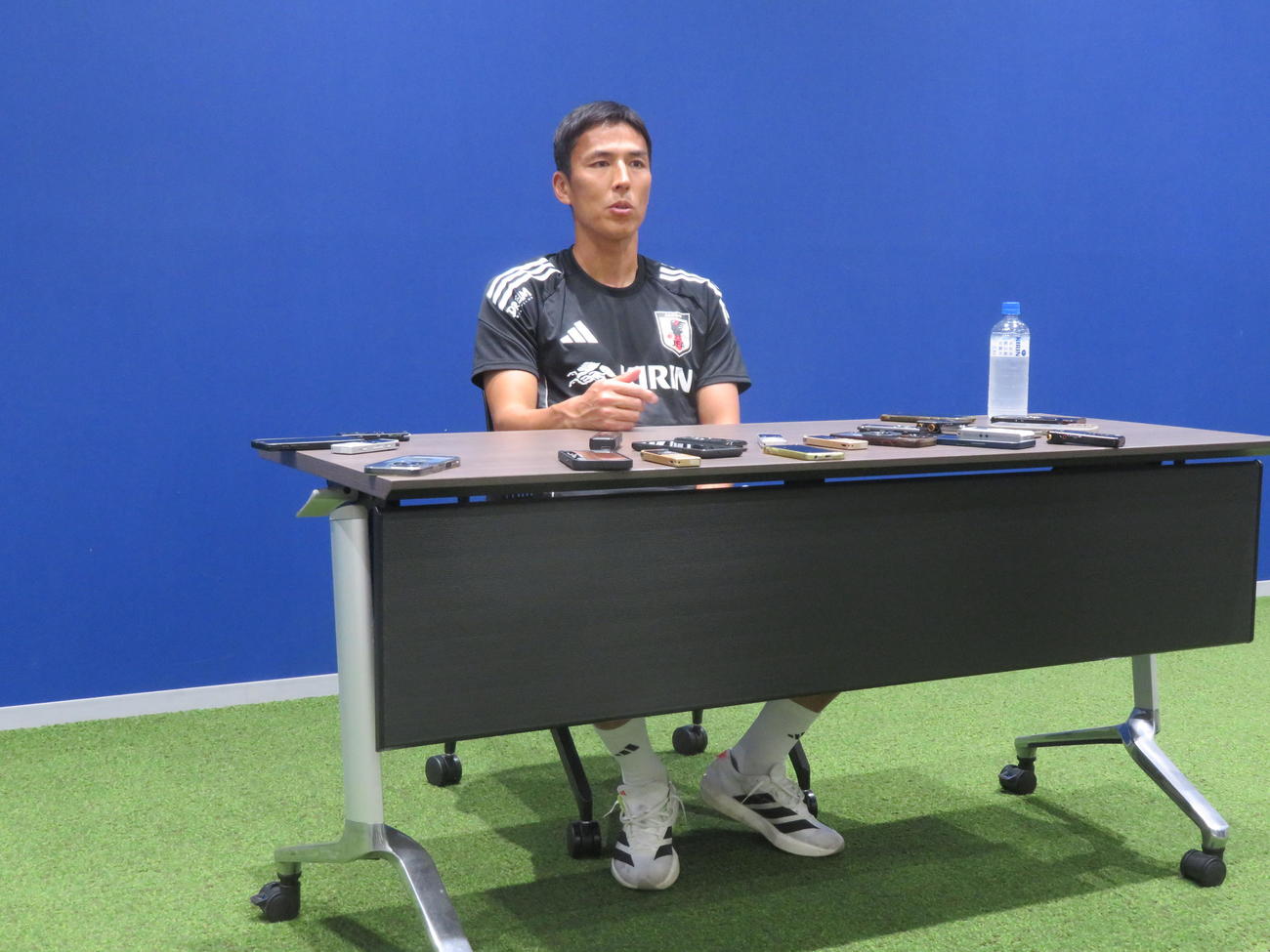 取材に応じた日本代表の長谷部誠コーチ（撮影・佐藤成）