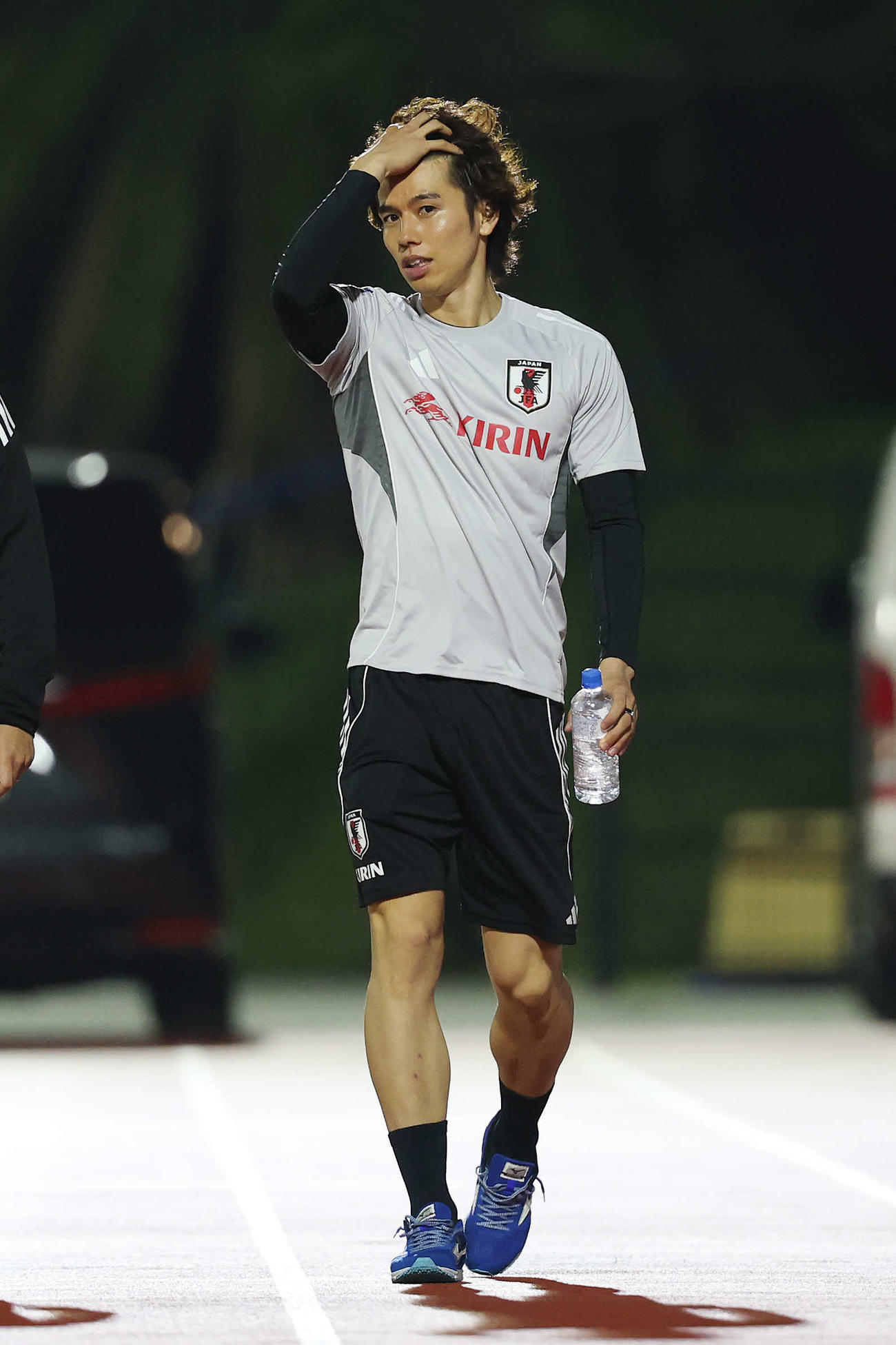 調整を終え取材対応に向かう田中（撮影・宮地輝）