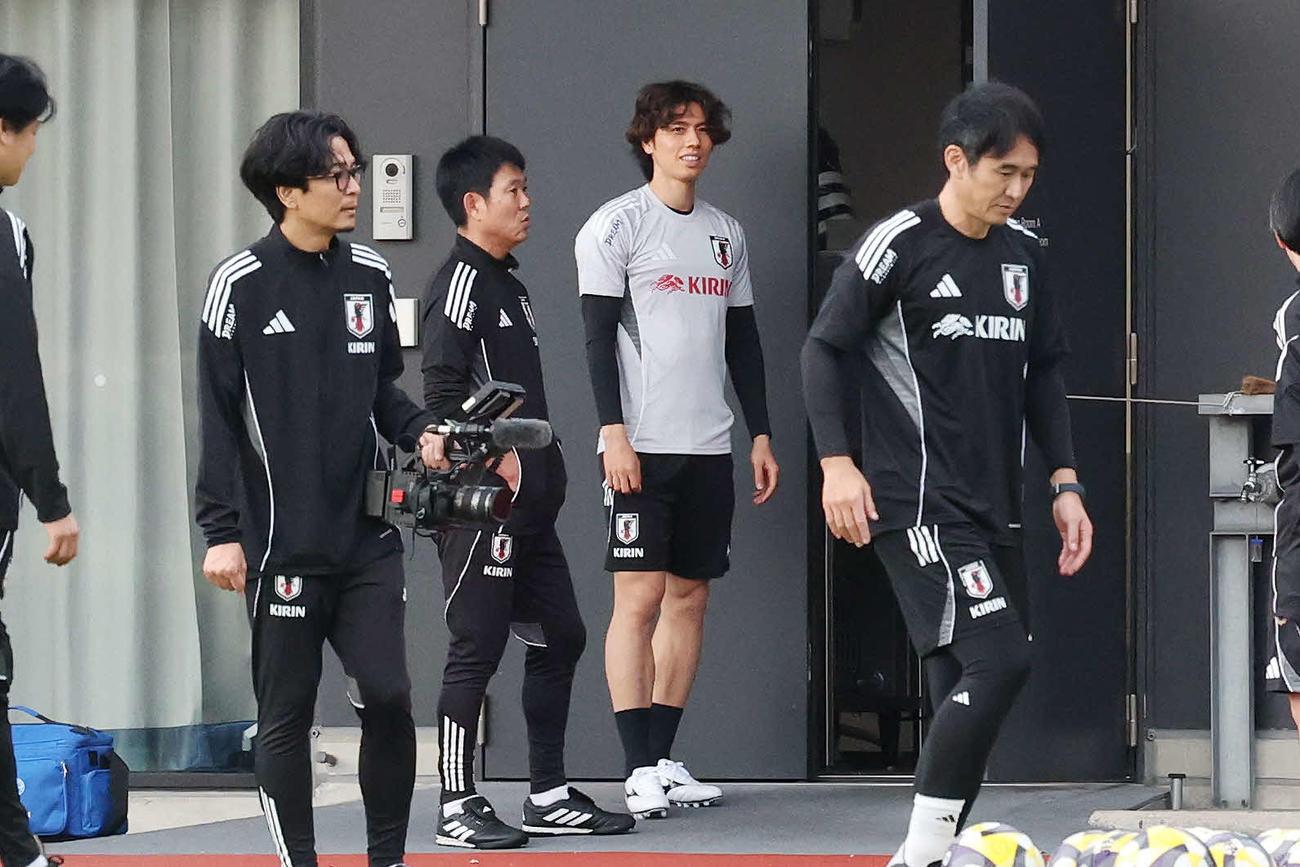 言葉を交わす森保監督（左）と田中（撮影・宮地輝）