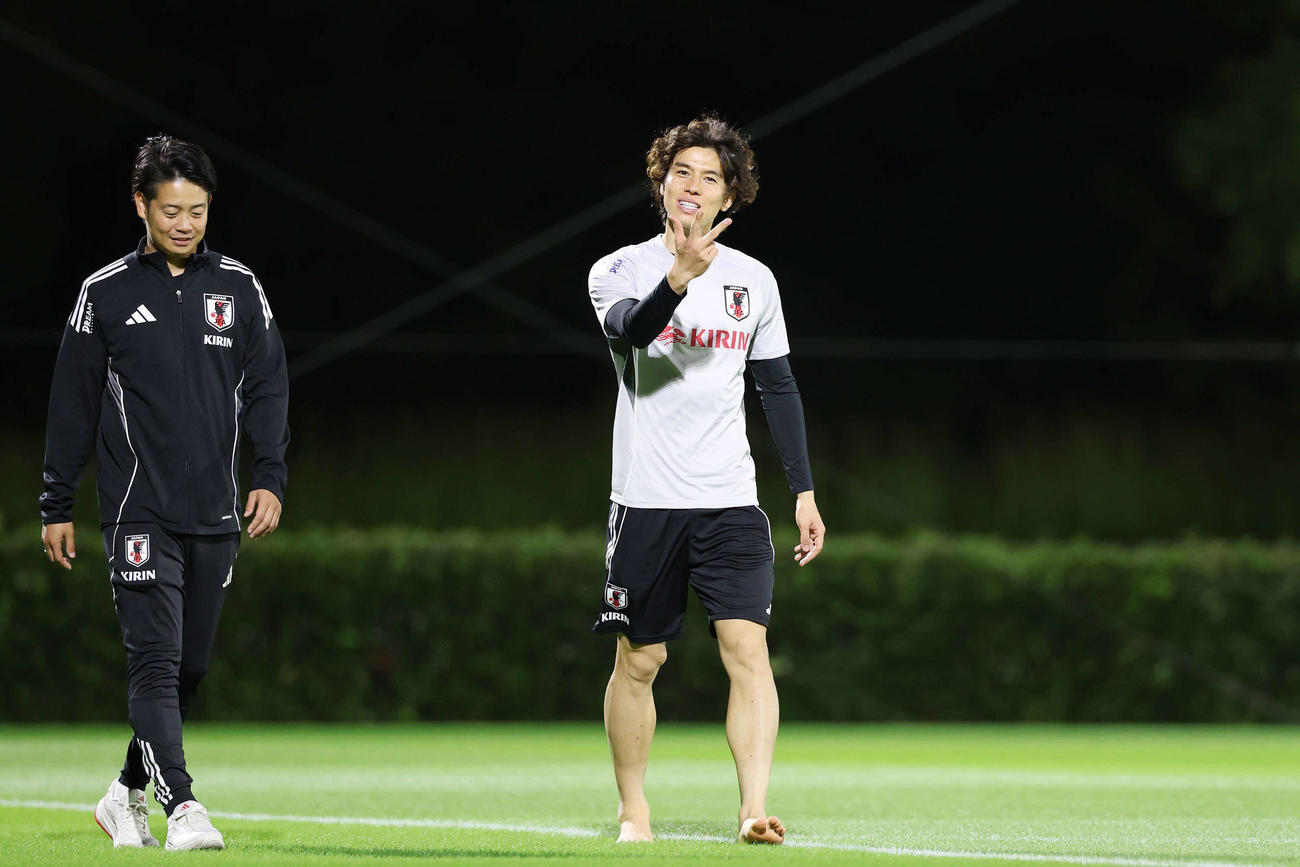 調整を終えはだしでピッチを歩く田中（撮影・宮地輝）