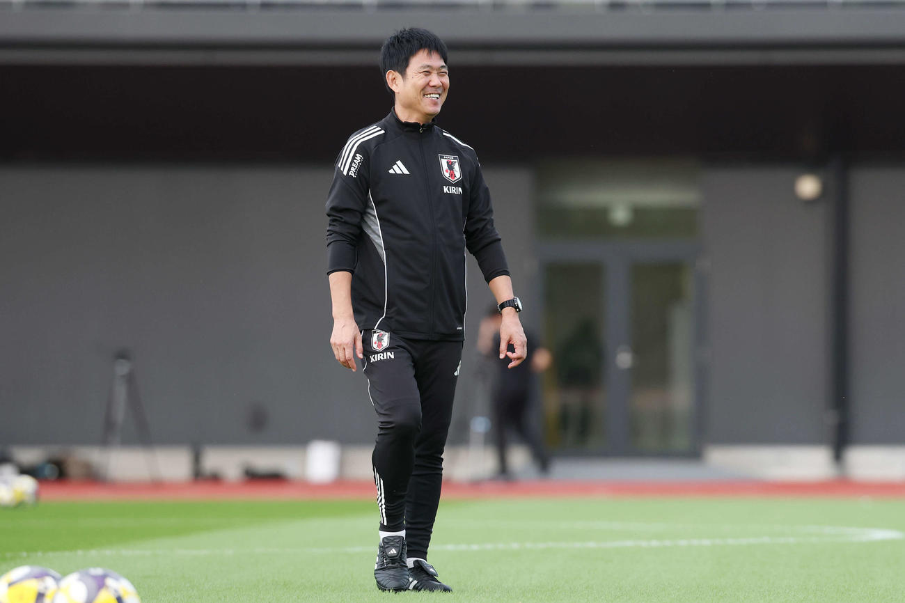 練習を笑顔で見つめる森保監督（撮影・宮地輝）