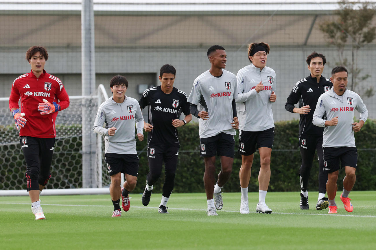 ジョギングする、左からGK大迫、相馬、長谷部コーチ、望月、安藤、前田コーチ、長友（撮影・宮地輝）
