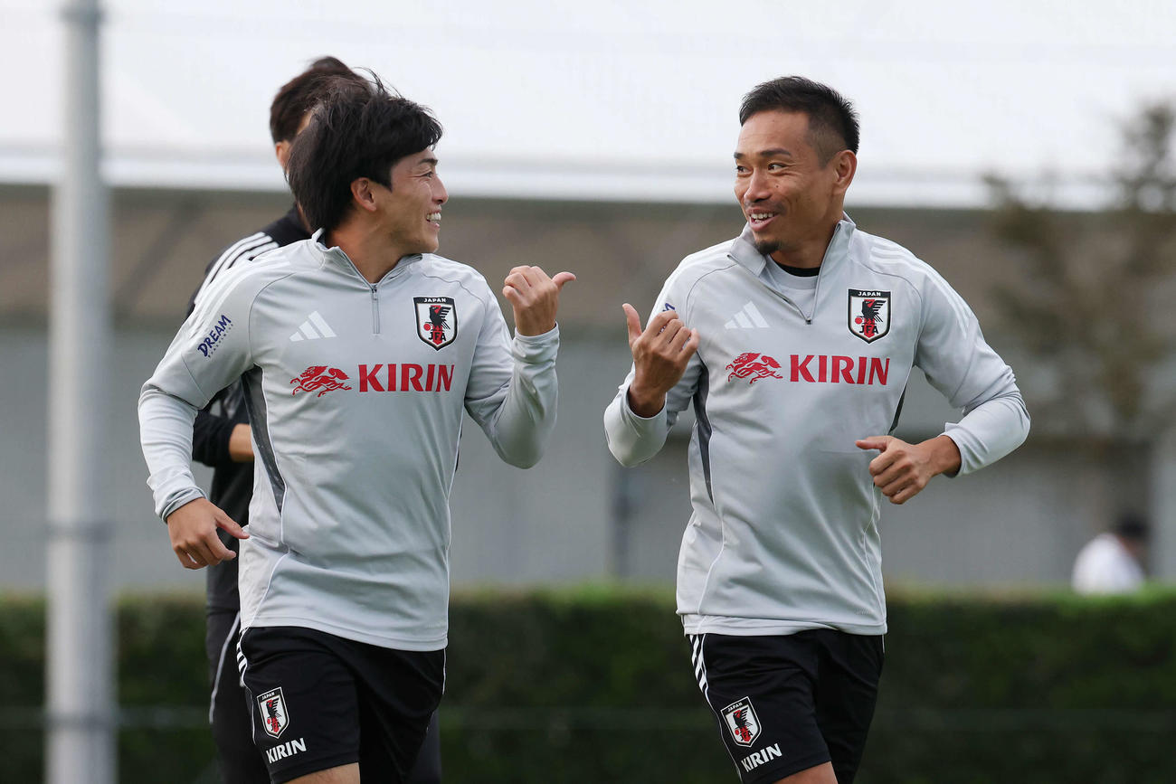 練習で笑顔を見せる相馬（左）と長友（撮影・宮地輝）