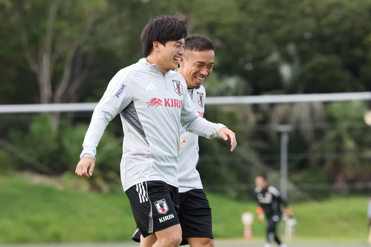 練習で笑顔を見せる相馬（左）と長友（撮影・宮地輝）