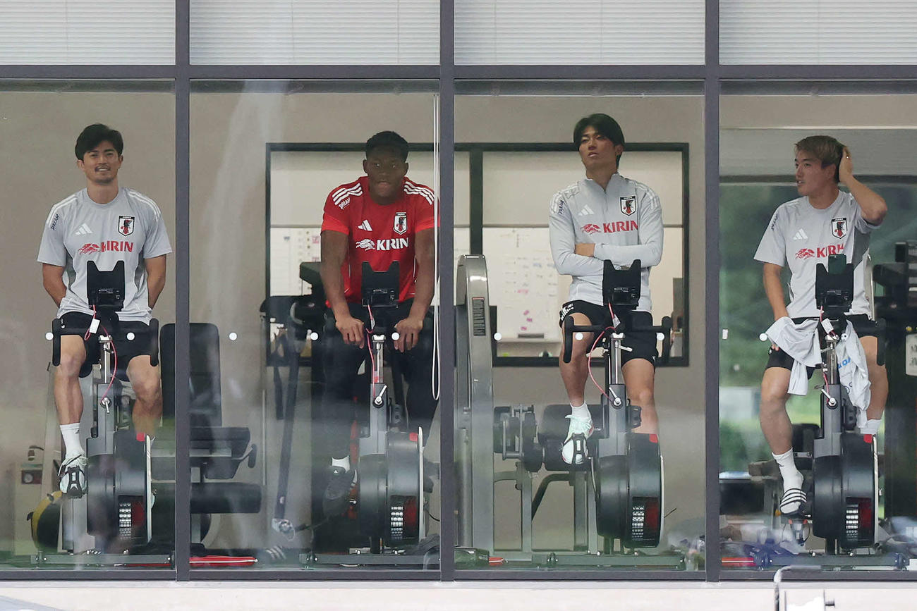 室内で調整する、左から谷口、GK鈴木、中村、堂安（撮影・宮地輝）