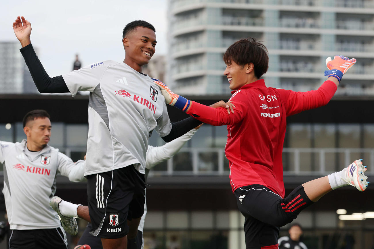 練習で笑顔を見せる望月（左）とGK大迫（撮影・宮地輝）