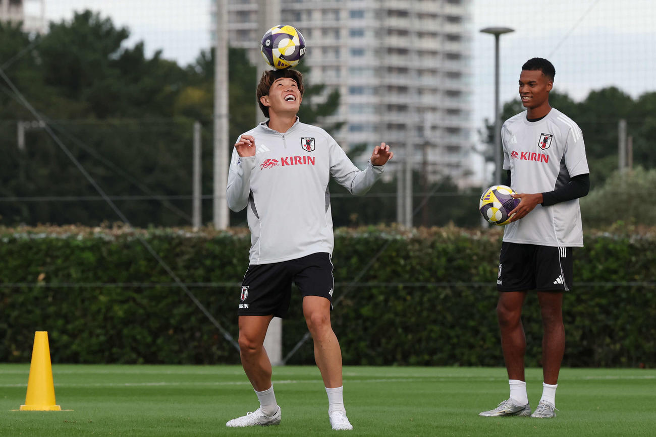 笑顔で練習に臨む安藤（左）と望月（撮影・宮地輝）