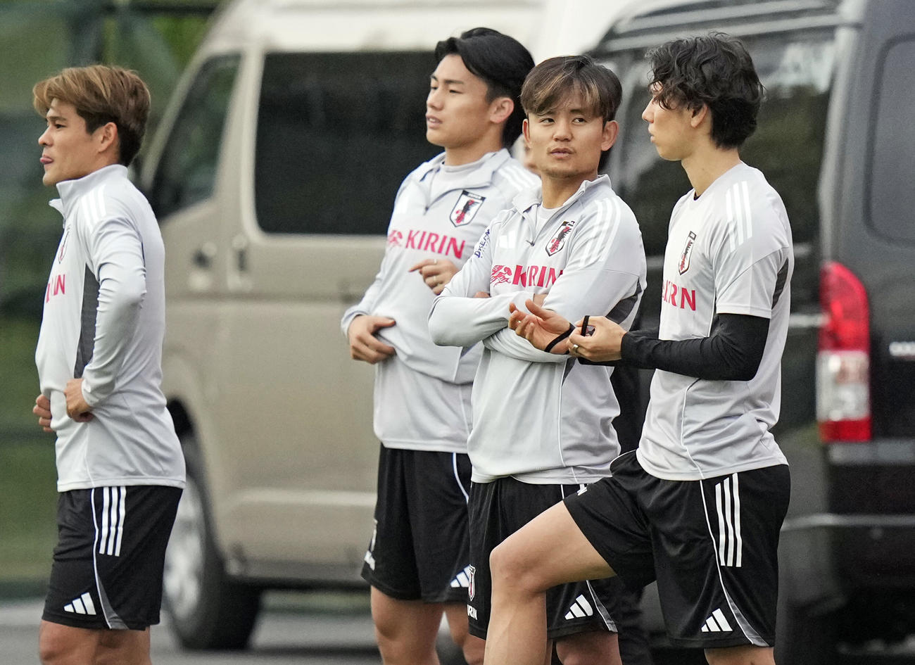 パラグアイ戦に向けた練習に臨む久保（右から2人目）ら（共同）