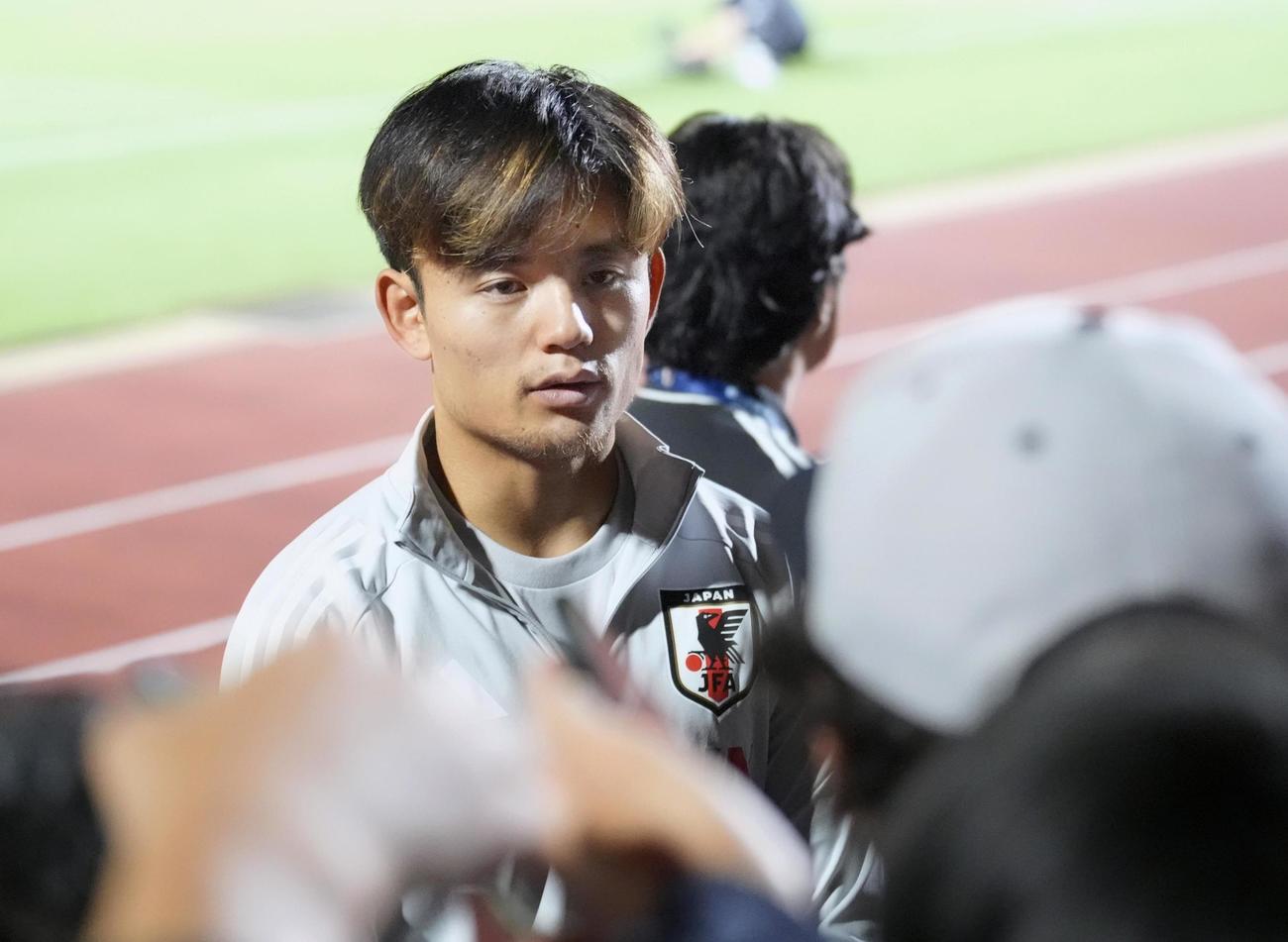 パラグアイ戦に向けた練習で、取材に応じる久保建英（共同）