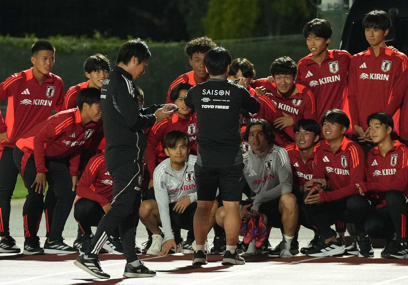 海外遠征を控えたU16日本代表イレブンと記念撮影に納まる久保（前列中央左）と南野（撮影・たえ見朱実）