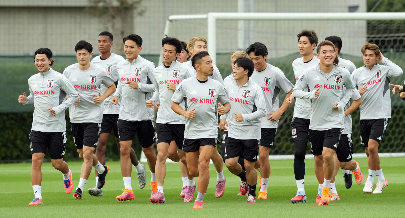 ランニングをする日本代表イレブン（撮影・たえ見朱実）