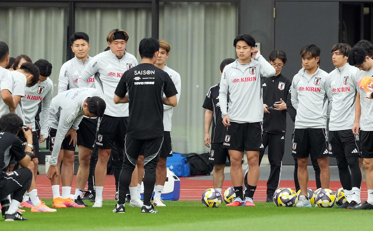 森保監督を囲み円陣を組む日本代表イレブン。右から2人目から伊東、久保、上田、佐野、安藤、鈴木淳（撮影・たえ見朱実）