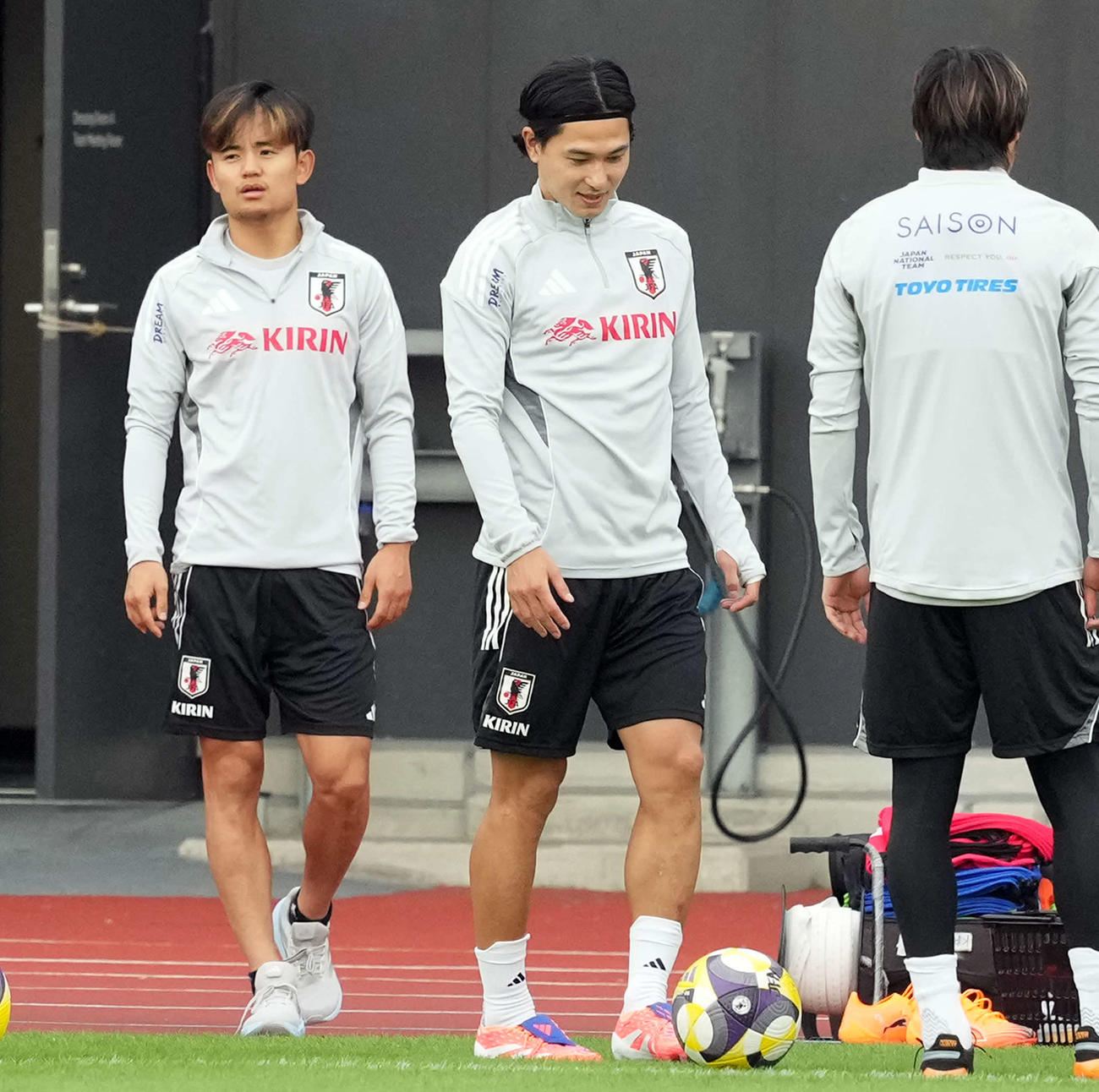 練習場に姿を見せた南野（右）と久保（撮影・たえ見朱実）